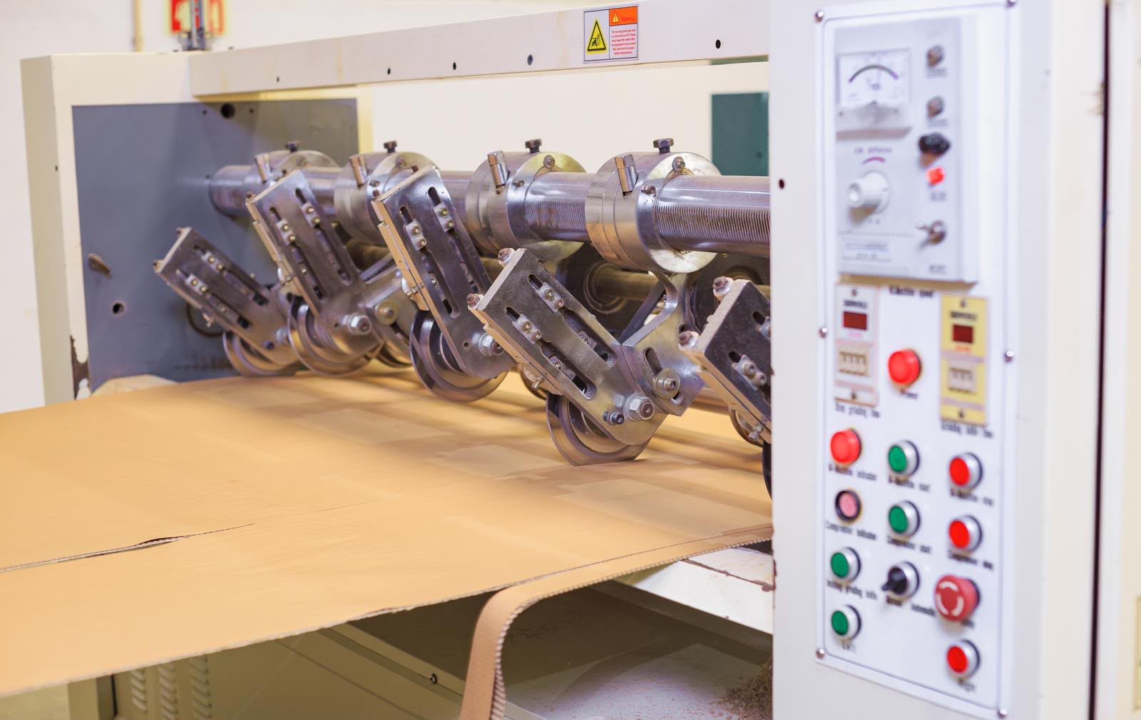 Máquina de corte e vinco do cartão