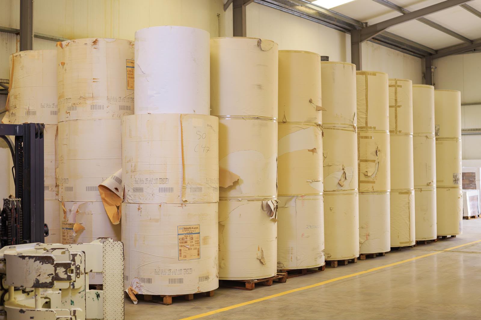Bobinas de papel kraft em armazém
