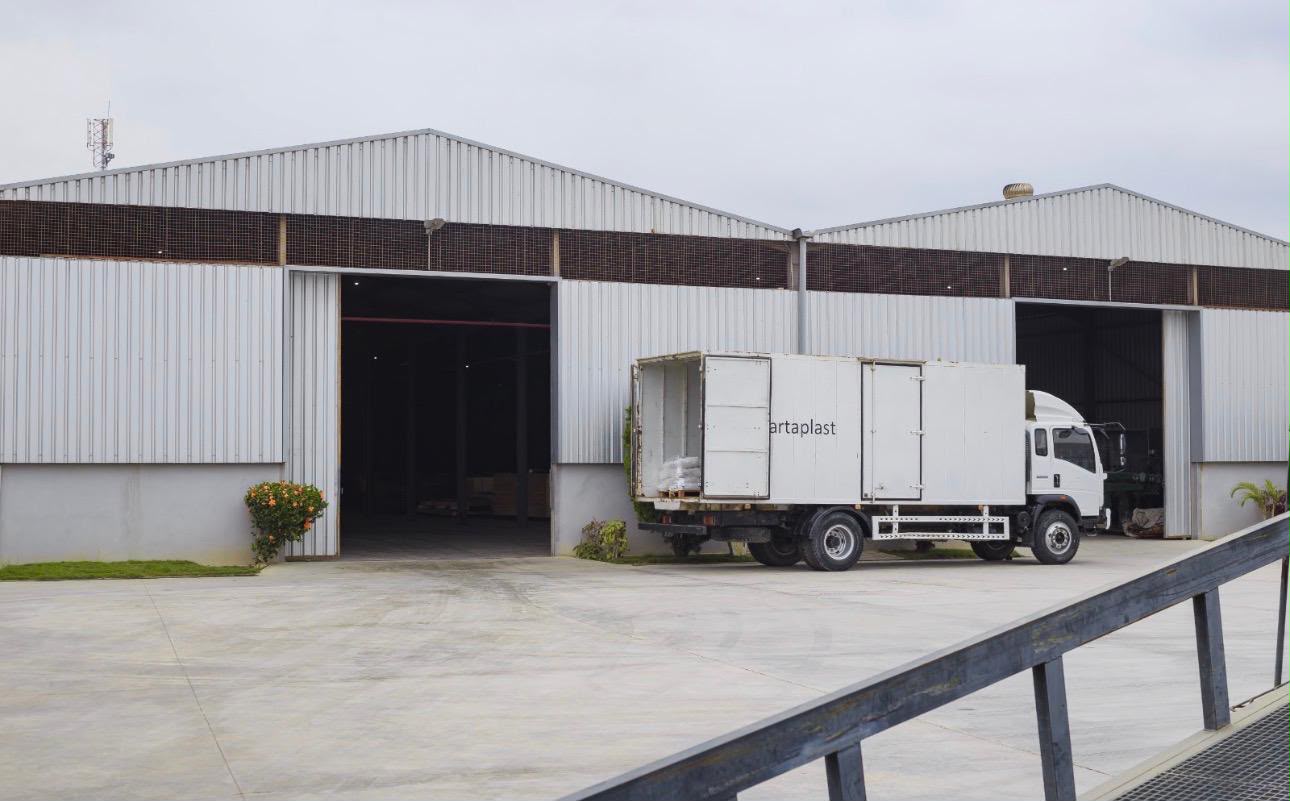 Pavilhão de produção e camião de distribuição da Cartaplast