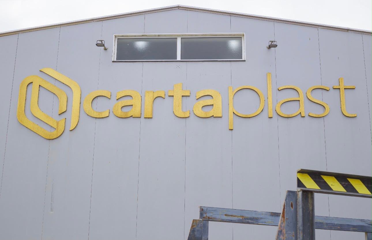 Letreiro Cartaplast na fachada da unidade fabril